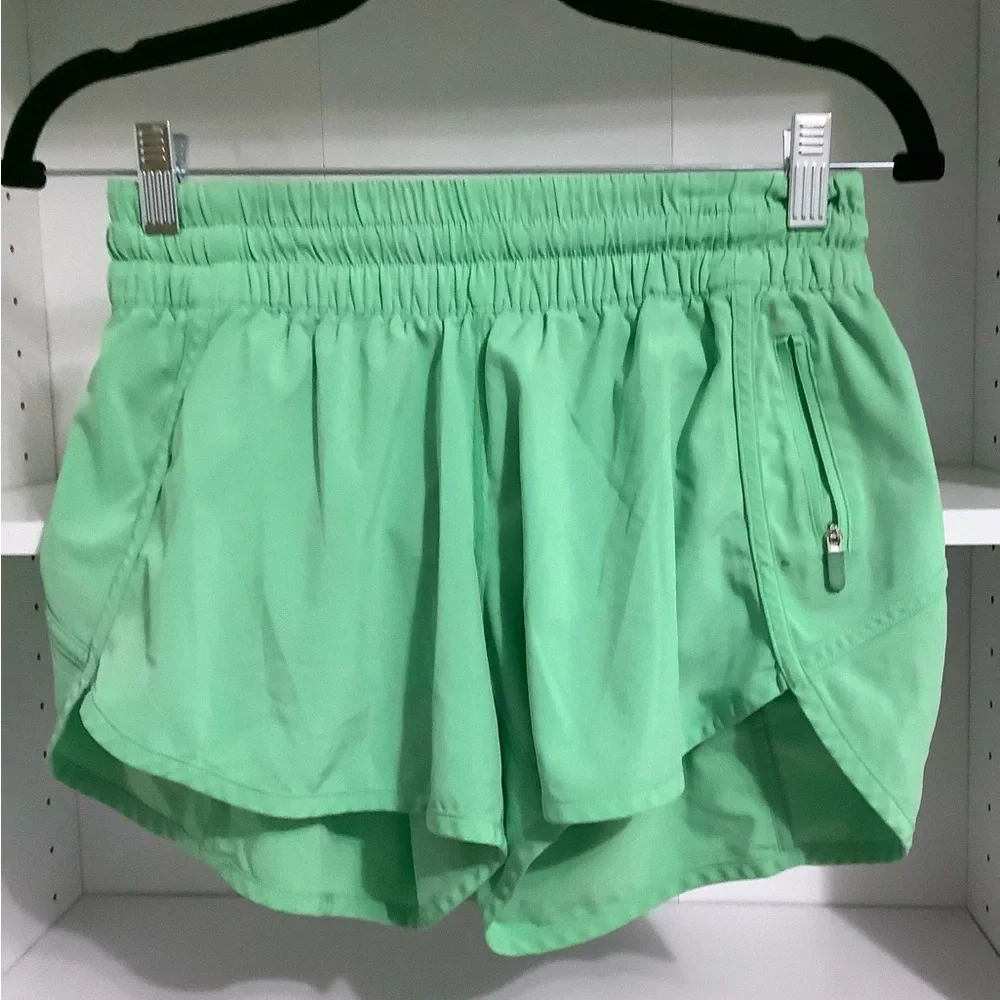 Lululemon Women’s tracker shorts Size 8 - Picture 2 of 5